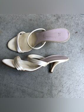 Vintage Vera Wang Ivory Open-Toe Strappy Mid Heel Sandals